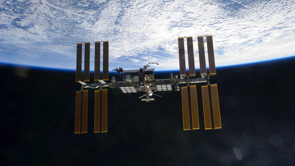 Ruští kosmonauté dorazili na ISS v ukrajinských barvách